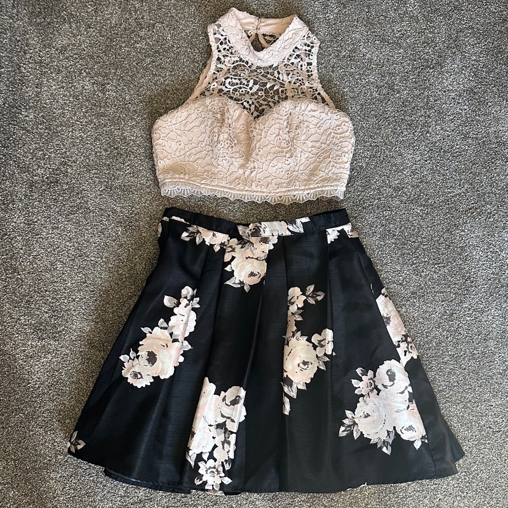 Sequin Hearts Lace and Floral Dress in Cream and Black. Size 5.